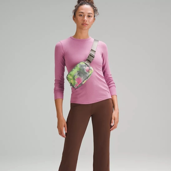 Lululemon Everywhere Belt Bag 1L (Hyper Dye Multi/Rover) - Picture 6 of 11